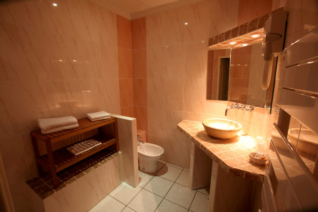 Salle de bain d'une chambre familiale vue mer a l'hotel Beau Sejour a Saint Raphael