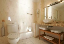 toilette d'une chambre de l'hotel Beau Sejour a Saint Raphael vue mer