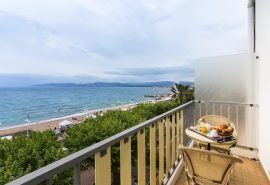 petit dejeuner en terasse vue mer hotel beau sejour saint raphael