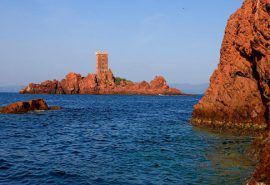 vue depuis la mer de l'ile d'or au dramont saint raphael