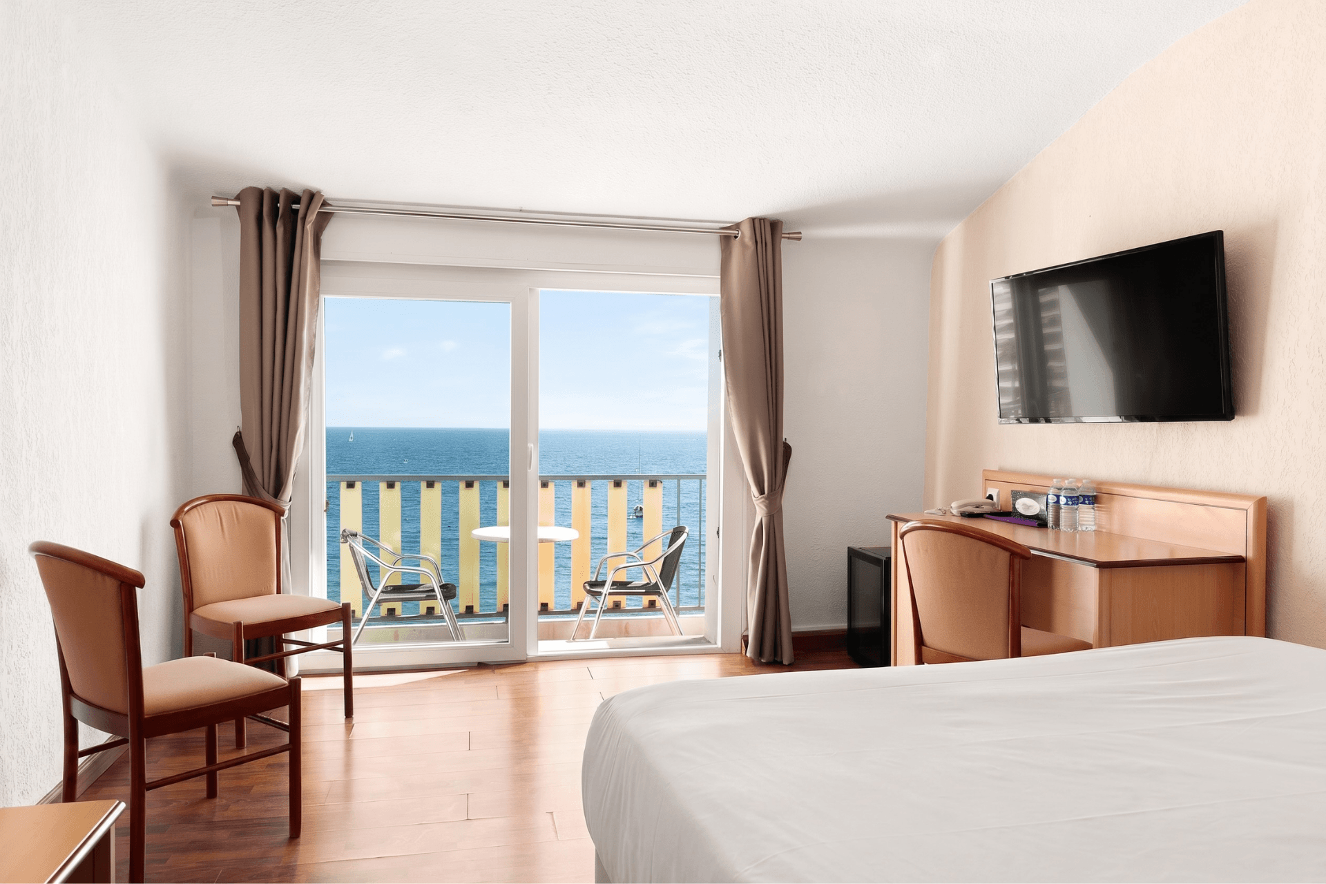 Hôtel le beau séjour à Saint-Raphaël, face à la mer , Chambre Familiale avec Balcon côté mer (1)