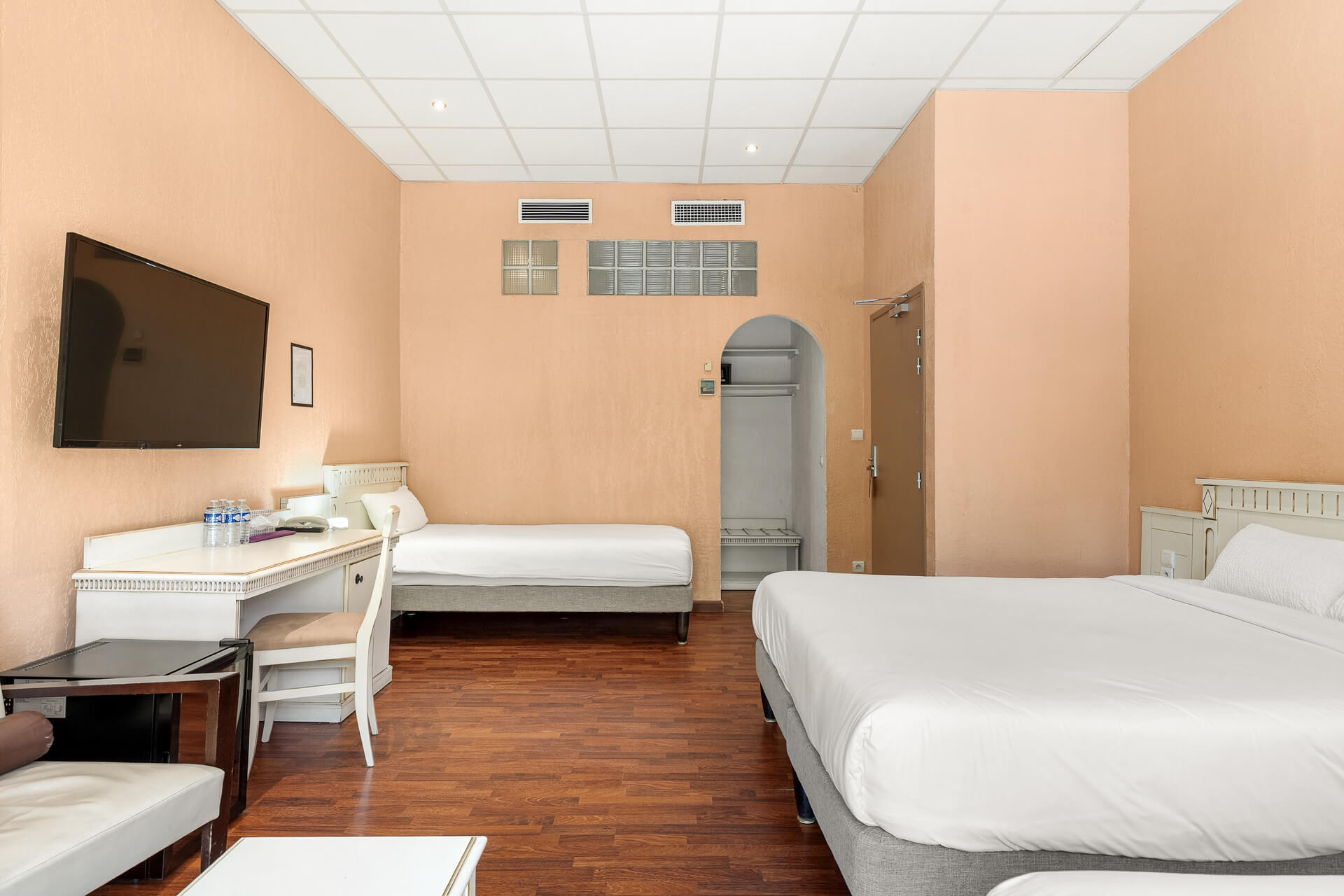 Hôtel le beau séjour à Saint-Raphaël, face à la mer , Chambre Familiale avec Balcon côté mer (3)
