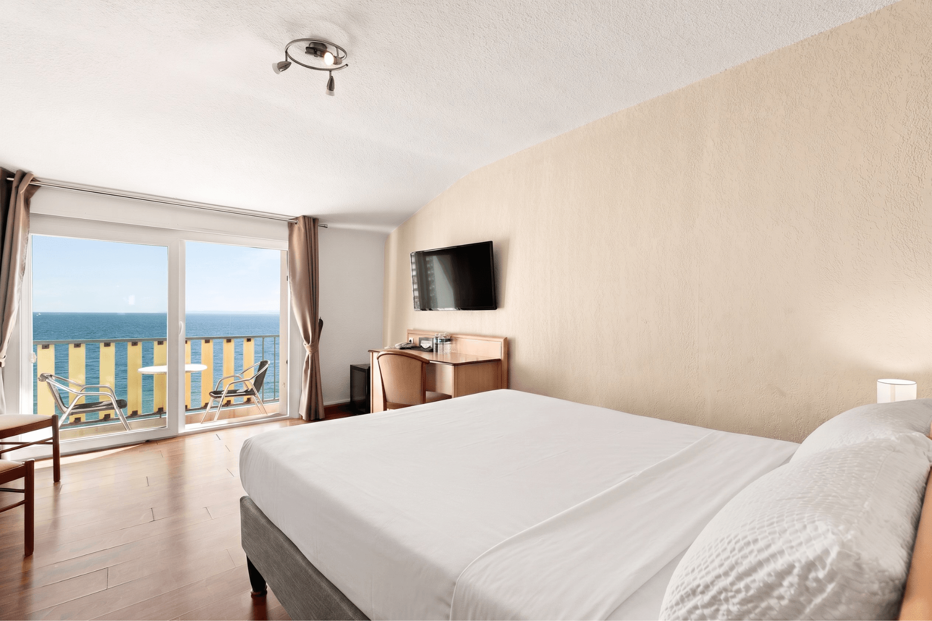 Hôtel le beau séjour à Saint-Raphaël, face à la mer , Chambre Familiale avec Balcon côté mer (3)