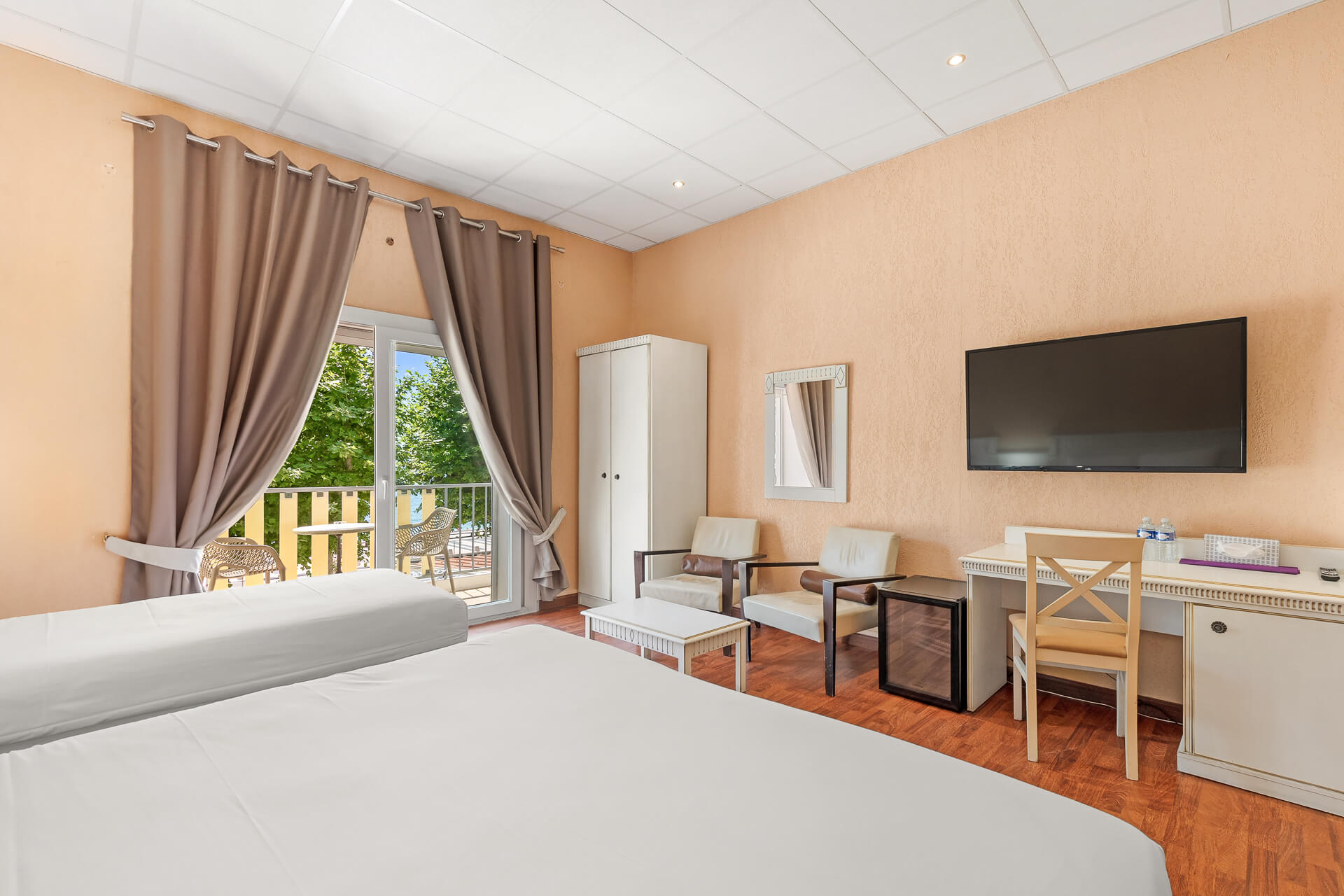 Hôtel le beau séjour à Saint-Raphaël, face à la mer , Chambre Familiale avec Balcon côté mer (5)
