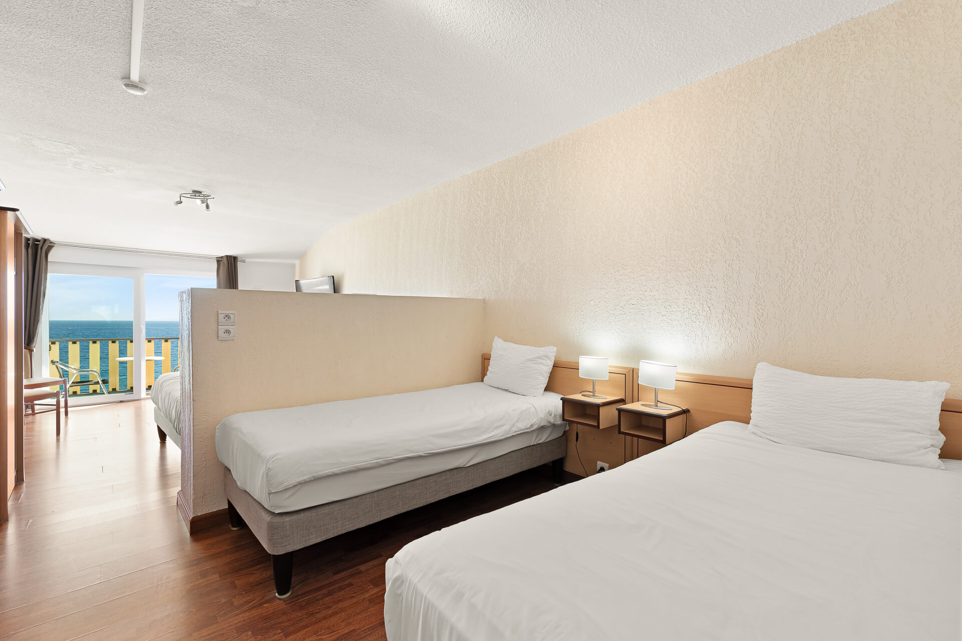 Hôtel le beau séjour à Saint-Raphaël, face à la mer , Chambre Familiale avec Balcon côté mer (7)