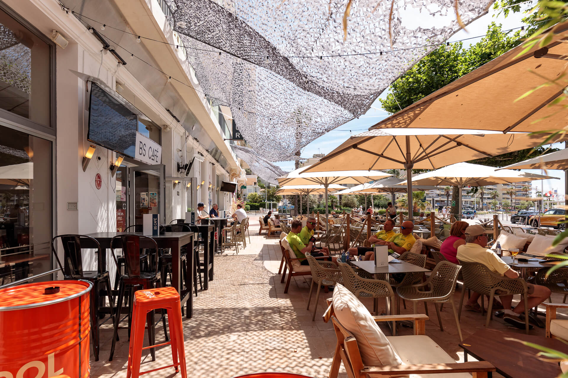 Hôtel le beau séjour à Saint-Raphaël, face à la mer , Terrase extérieure du Bar face à la mer, BS Café (16)