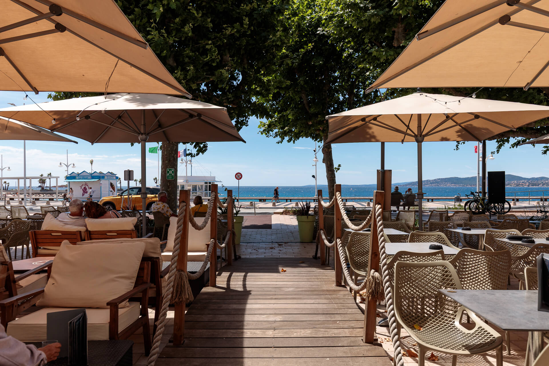 Hôtel le beau séjour à Saint-Raphaël, face à la mer , Terrase extérieure du Bar face à la mer, BS Café (18)