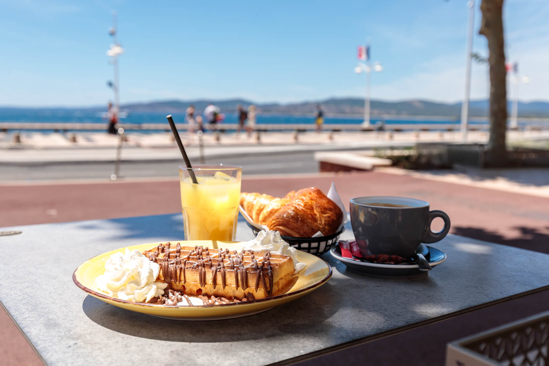 Hôtel le beau séjour à Saint-Raphaël, face à la mer , Terrase extérieure du Bar face à la mer, BS Café (19)