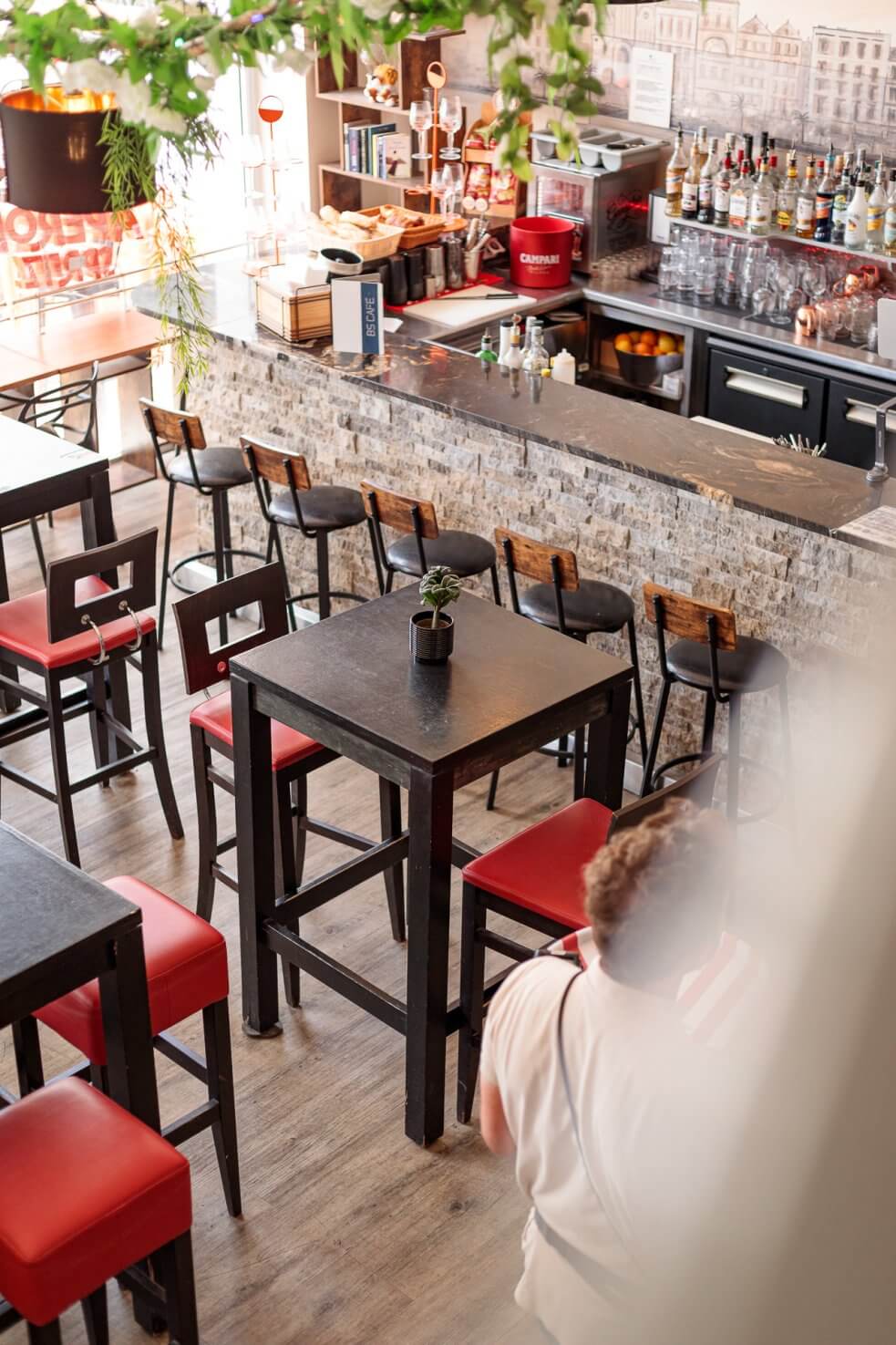 Hôtel le beau séjour à Saint-Raphaël, face à la mer , salle intérieur du bar, le BS Café (6)